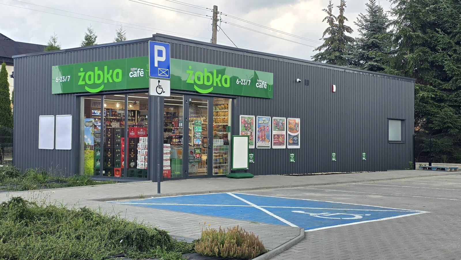 Pawilon handlowy z najemcą Żabka — widok od frontu